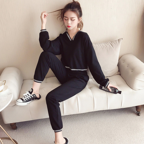 Спортен дамски комплект в черен цвят от две части - къс суичър и панталон