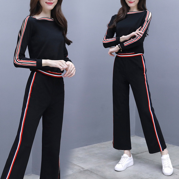 Μοντέρνο γυναικείο αθλητικό σετ με χρωματιστές άκρες και σχισμές σε λευκό και μαύρο χρώμα