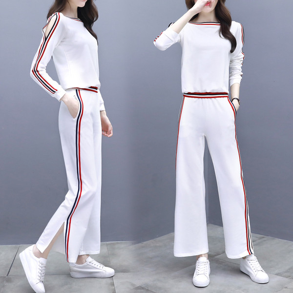 Μοντέρνο γυναικείο αθλητικό σετ με χρωματιστές άκρες και σχισμές σε λευκό και μαύρο χρώμα