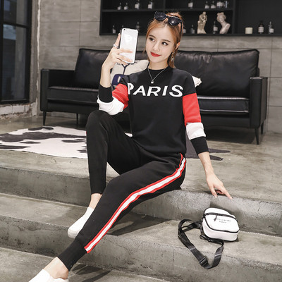 Γυναικείο αθλητικό σετ με επιγραφή και πολύχρωμη διακόσμηση