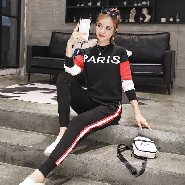 Γυναικείο αθλητικό σετ  με επιγραφή και πολύχρωμη διακόσμηση