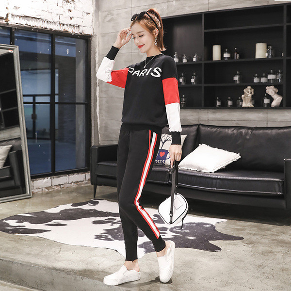 Γυναικείο αθλητικό σετ  με επιγραφή και πολύχρωμη διακόσμηση