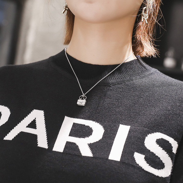 Γυναικείο αθλητικό σετ  με επιγραφή και πολύχρωμη διακόσμηση