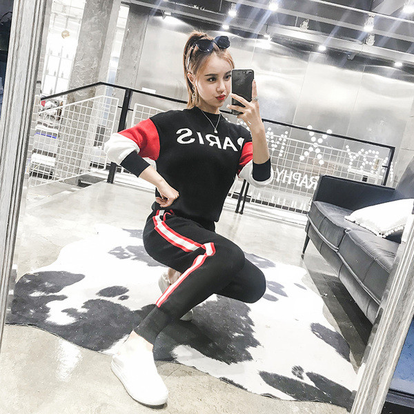 Γυναικείο αθλητικό σετ  με επιγραφή και πολύχρωμη διακόσμηση