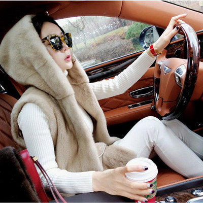 Κομψό μαλακό γυναικείο γιλέκο με κουκούλα σε δύο χρώματα