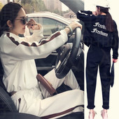 Γυναικείο αθλητικό σετ σε λευκό και μαύρο με επιγραφή