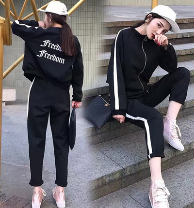 Γυναικείο αθλητικό σετ σε λευκό και μαύρο με επιγραφή