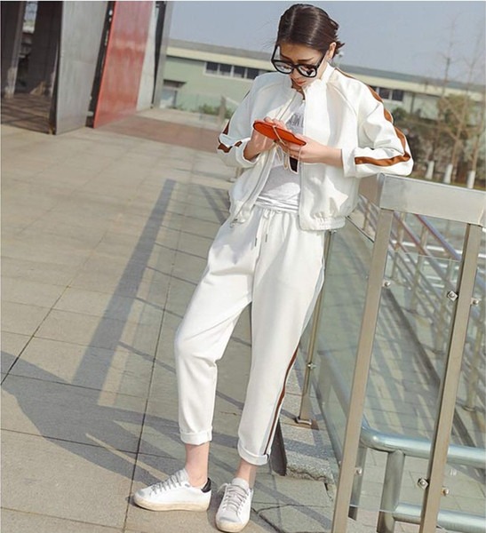 Γυναικείο αθλητικό σετ σε λευκό και μαύρο με επιγραφή