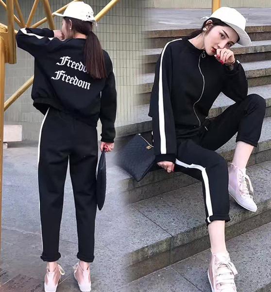 Γυναικείο αθλητικό σετ σε λευκό και μαύρο με επιγραφή