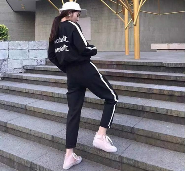 Γυναικείο αθλητικό σετ σε λευκό και μαύρο με επιγραφή