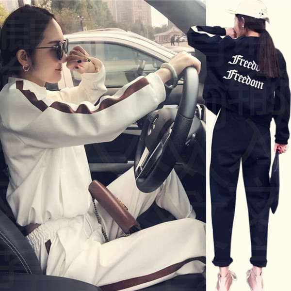 Γυναικείο αθλητικό σετ σε λευκό και μαύρο με επιγραφή