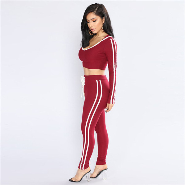 Спортен дамски екип включващ къс топ и клин - два цвята