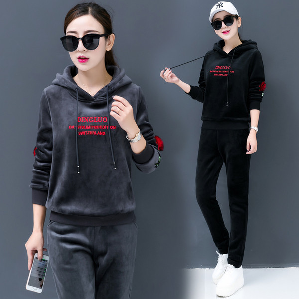 Γυναικείο σύνολο με  3D διακόσμηση και επιγραφή σε διάφορα χρώματα