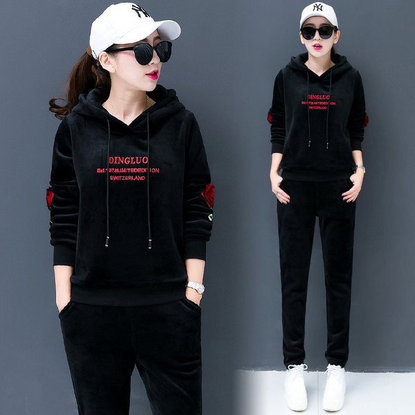 Γυναικείο σύνολο με  3D διακόσμηση και επιγραφή σε διάφορα χρώματα