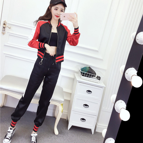 Γυναικεία αθλητική φόρμα σε τρία χρώματα