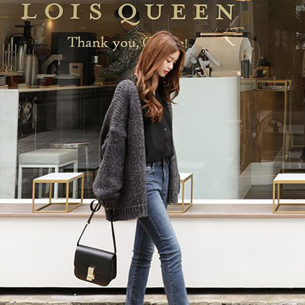 Μοντέρνα γυναικεία ζακέτα σε σκούρο χρώμα