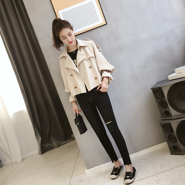 Stílusos rövid női kabát V-nyakkal