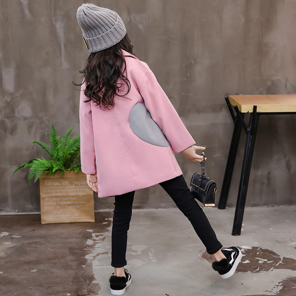 Ππαιδικό παλτό για κορίτσια με πολύχρωμη εφαρμογή σε μαύρο, ροζ και καφέ χρώμα