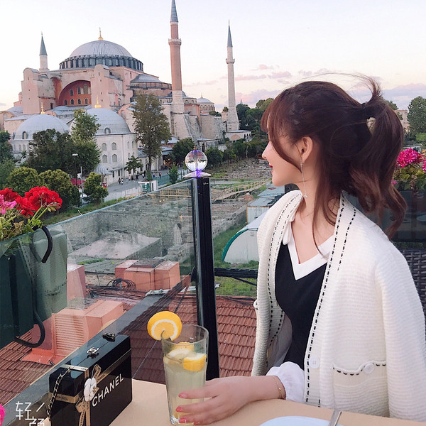 Palton elegant de damă cu decolteu în V în două culori