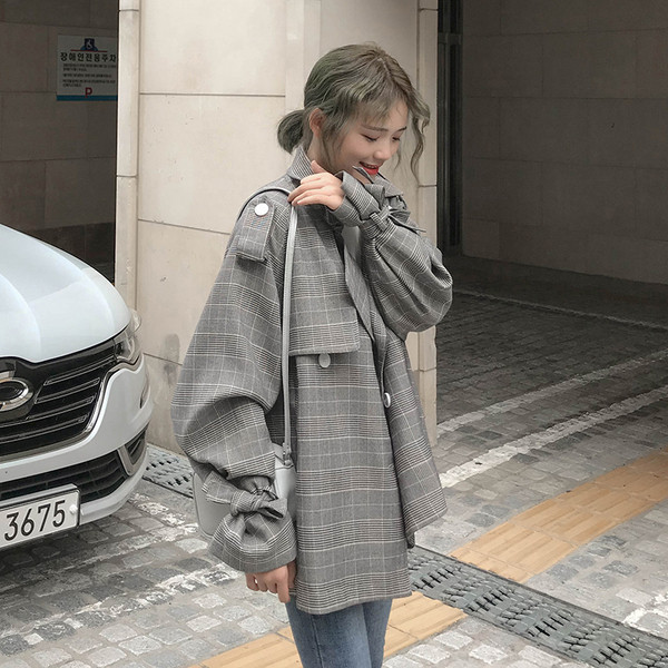 Palton de dama cu decolteu in V in doua culori