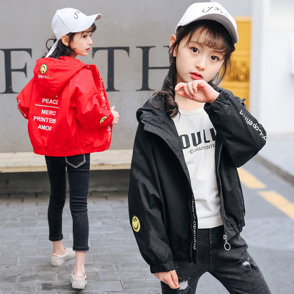 Αθλητικό παιδικό μπουφάν με κουκούλα και έγχρωμες επιγραφές σε μαύρο και κόκκινο χρώμα