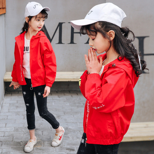 Αθλητικό παιδικό μπουφάν με κουκούλα και έγχρωμες επιγραφές σε μαύρο και κόκκινο χρώμα