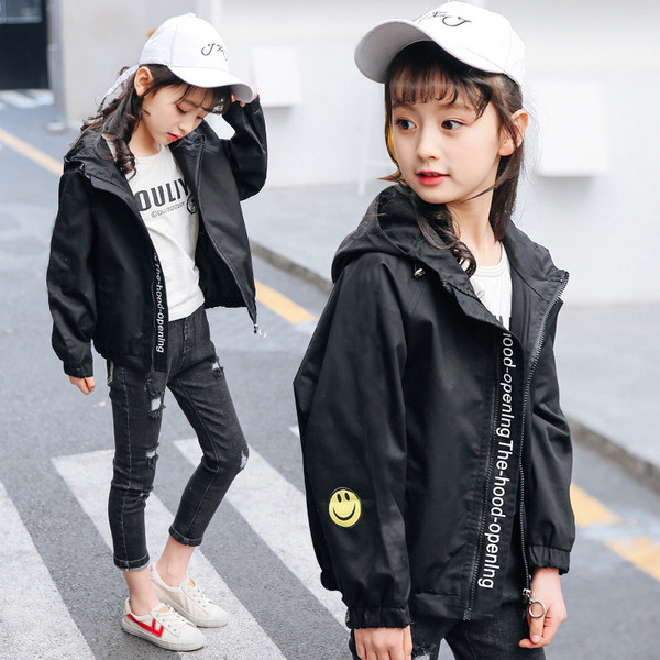 Αθλητικό παιδικό μπουφάν με κουκούλα και έγχρωμες επιγραφές σε μαύρο και κόκκινο χρώμα