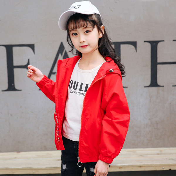 Αθλητικό παιδικό μπουφάν με κουκούλα και έγχρωμες επιγραφές σε μαύρο και κόκκινο χρώμα