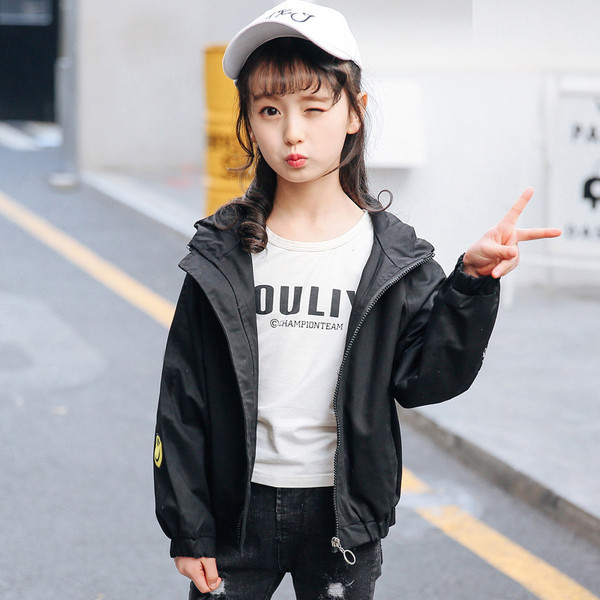 Αθλητικό παιδικό μπουφάν με κουκούλα και έγχρωμες επιγραφές σε μαύρο και κόκκινο χρώμα