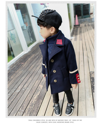Κομψό παιδικό παλτό για παιδιά με σκούρα κουμπιά