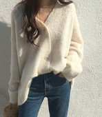 Μοντέρνα γυναικεία ζακέτα σε λευκό χρώμα