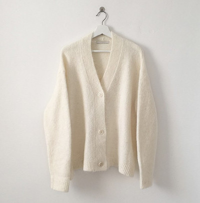 Μοντέρνα γυναικεία ζακέτα σε λευκό χρώμα