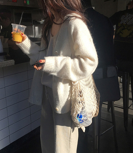 Μοντέρνα γυναικεία ζακέτα σε λευκό χρώμα