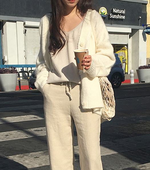 Μοντέρνα γυναικεία ζακέτα σε λευκό χρώμα