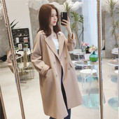 Κομψό γυναικείο παλτό με λαιμόκοψη σε σχήμα V και διακοσμητικά κουμπιά σε δύο χρώματα