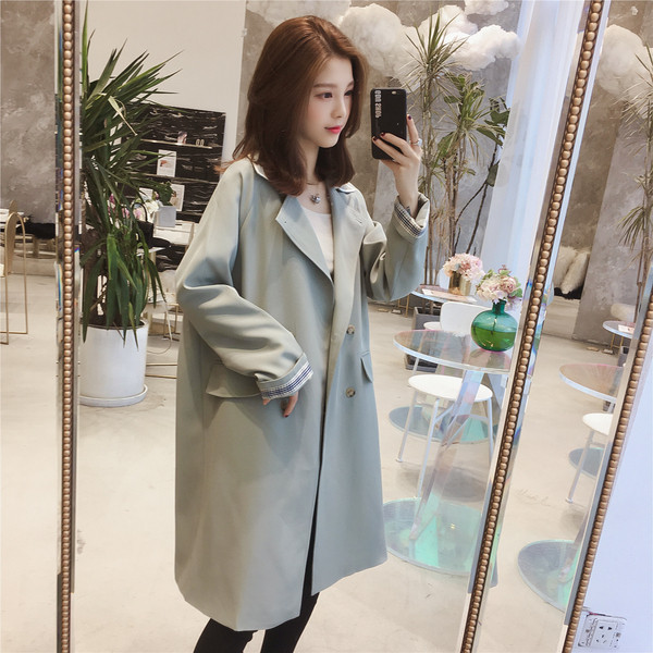 Κομψό γυναικείο παλτό με λαιμόκοψη σε σχήμα V και διακοσμητικά κουμπιά σε δύο χρώματα