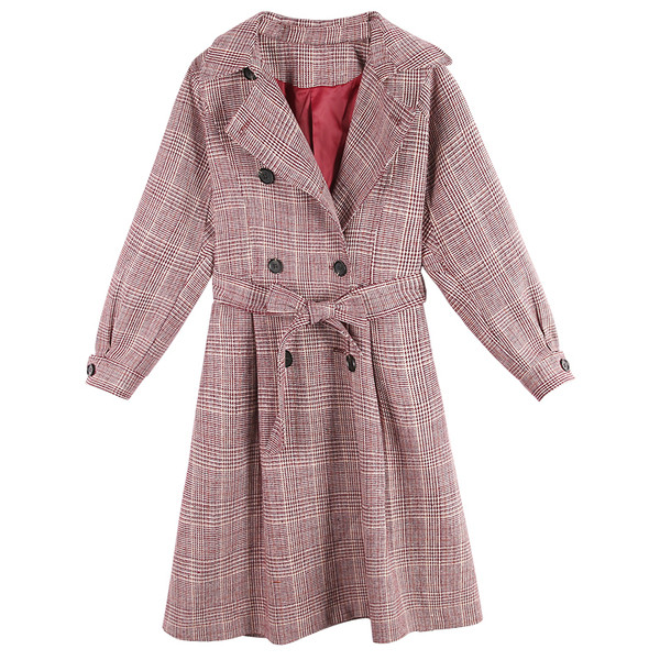 Κομψό γυναικείο παλτό με διακοσμητικά κουμπιά και ζώνη γύρω από τη μέση