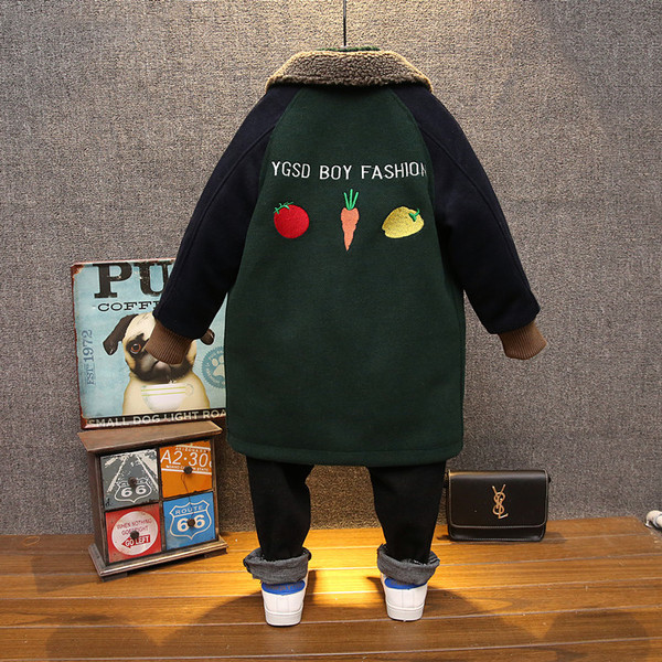 Geaca de zi cu zi pentru copii pentru un baiat in culoare inchisa cu aplicatie