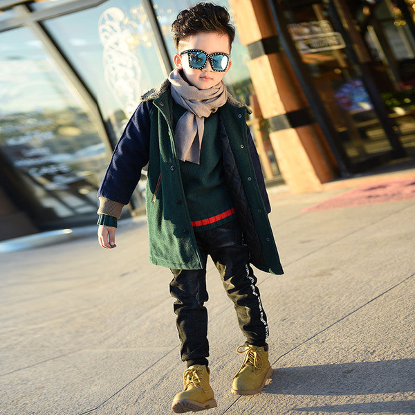 Geaca de zi cu zi pentru copii pentru un baiat in culoare inchisa cu aplicatie