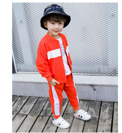 Μοντέρνα παιδική φόρμα για αγόρια σε μαύρο και πορτοκαλί χρώμα