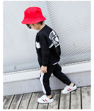 Μοντέρνα παιδική φόρμα για αγόρια σε μαύρο και πορτοκαλί χρώμα