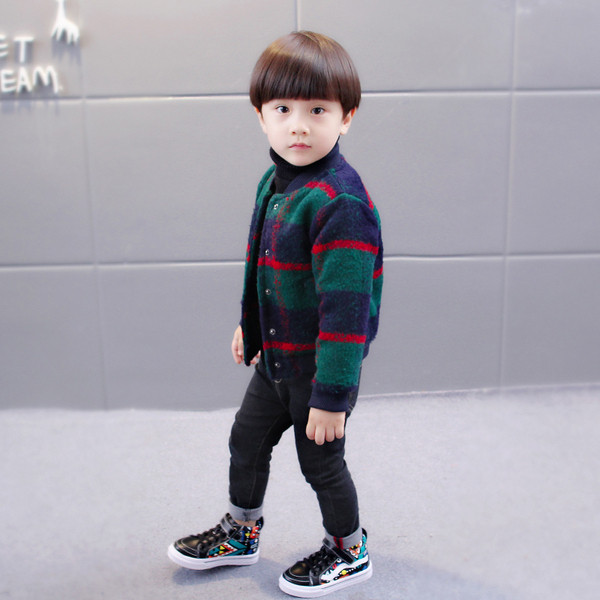Geaca copii in carouri pentru un baiat cu guler in forma de O