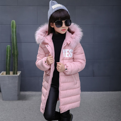 Μοντέρνο μοντέλο χειμωνιάτικου μπουφάν σε ροζ και μαύρο χρώμα