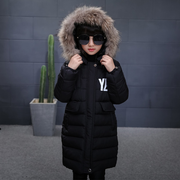 Μοντέρνο μοντέλο χειμωνιάτικου μπουφάν σε ροζ και μαύρο χρώμα