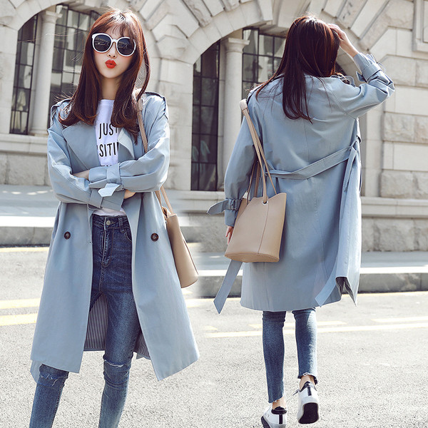 Γυναικείο μακρύ παλτό με λαιμόκοψη σε σχήμα V και ζώνη γύρω από τη μέση σε δύο χρώματα