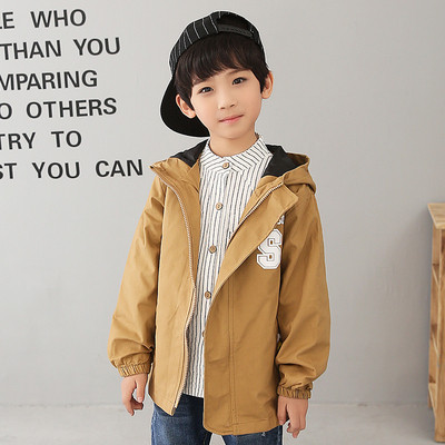 Παιδικό μπουφάν για το φθινοπώρο για αγόρια με πολύχρωμη εφαρμογή και κουκούλα σε τρία χρώματα