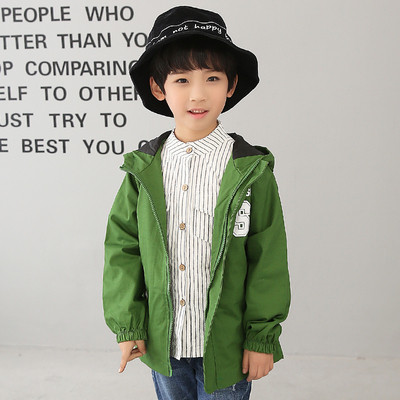 Παιδικό μπουφάν για το φθινοπώρο για αγόρια με πολύχρωμη εφαρμογή και κουκούλα σε τρία χρώματα