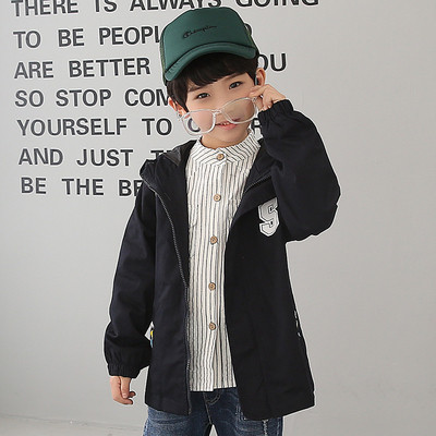 Παιδικό μπουφάν για το φθινοπώρο για αγόρια με πολύχρωμη εφαρμογή και κουκούλα σε τρία χρώματα