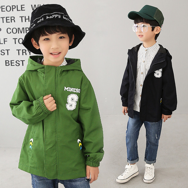 Παιδικό μπουφάν για το φθινοπώρο για αγόρια  με πολύχρωμη εφαρμογή και κουκούλα σε τρία χρώματα