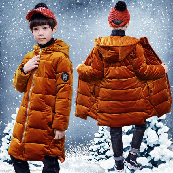 Μοντέρνο παιδικό μακρύ μπουφάν για ένα αγόρι με κουκούλα